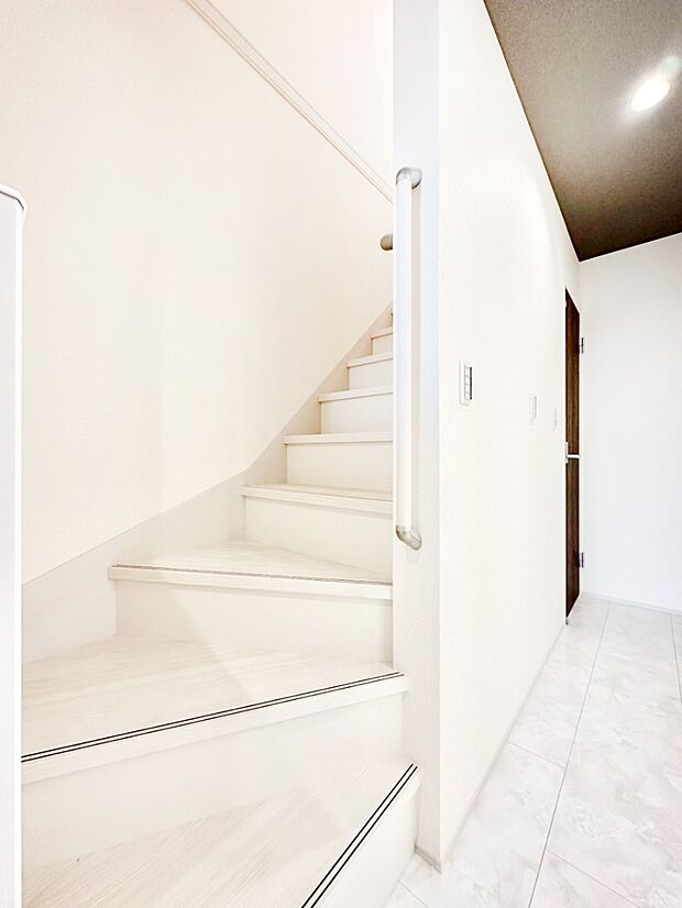 安全性を考慮し階段には手すりを設置しています