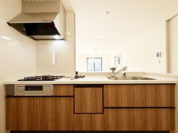 リビングで遊ぶお子様を見守りながらお料理ができる対面キッチン