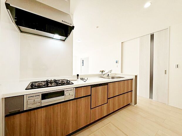 カウンター越しに楽しいおしゃべり。いつものお料理がもっと美味しくなりそうですね。