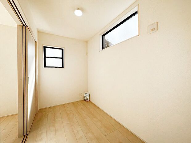 2面採光で気持ちよく自然光が取り入れられるのでお子様のお部屋にもピッタリ