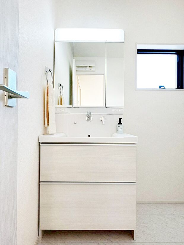 スタイリングに便利な三面鏡、ミラーキャビネットで細かい物スッキリ