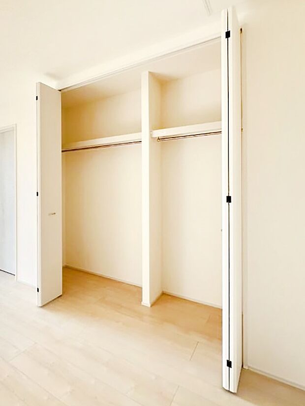 毎日着る衣類や荷物などの収納に便利なクローゼット付きです。