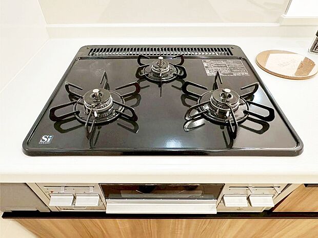 ガスコンロはSiセンサー搭載。火力調節や焦げ付き・消し忘れも防いでくれます。