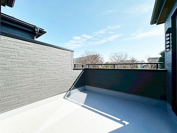 広々バルコニーでお洗濯物が気持ちよく乾きます。