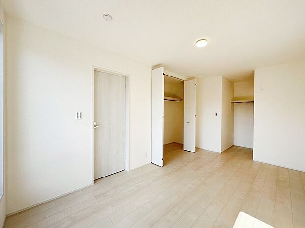 ウォークインクローゼットがあるお部屋!季節ごとの入れ替えも不要で便利です。