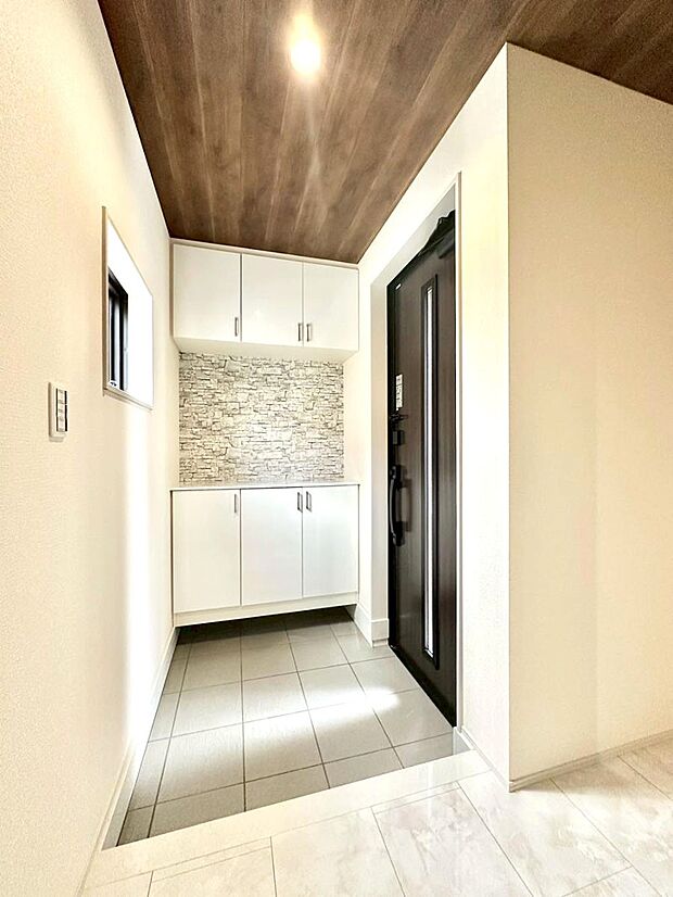 明るい玄関はお客様をお出迎えするのにぴったりです!