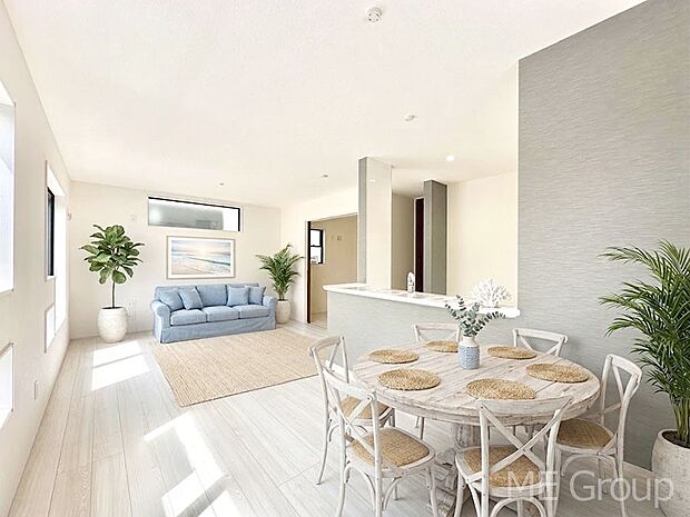 ご家族の賑やかな話し声で包まれる明るいリビング ※家具はCGです