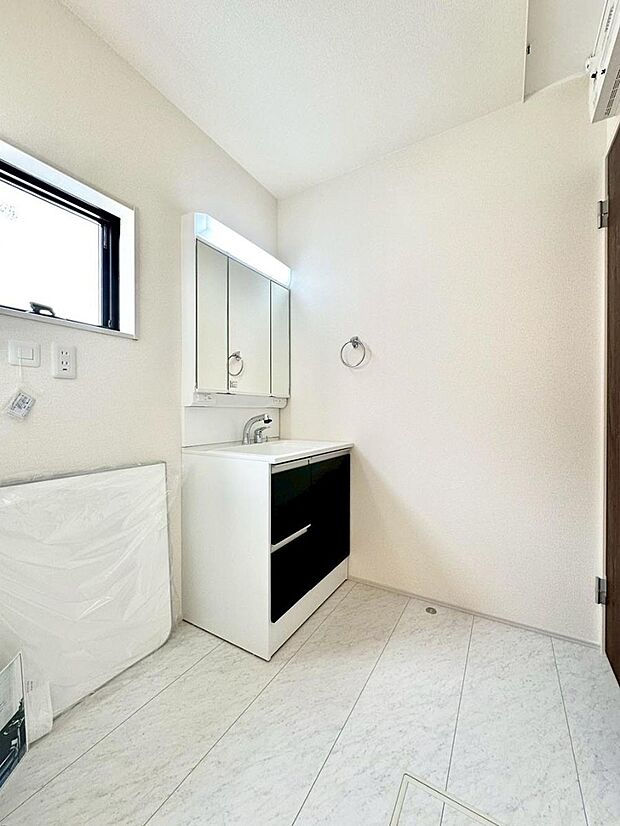 明るい洗面所は毎朝の身支度も楽しくできちゃいそうです。