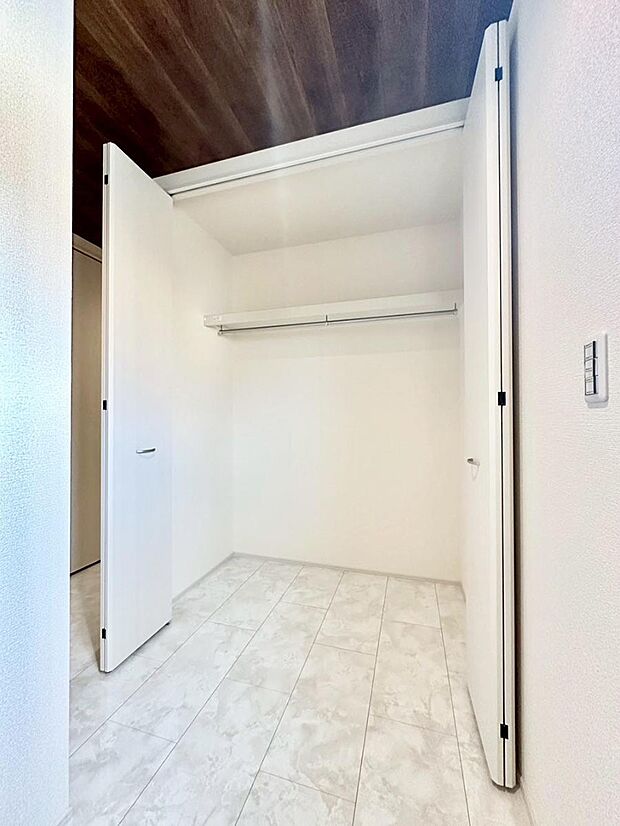 玄関ホール収納です。掃除道具やお出かけ用グッズの収納に便利です。