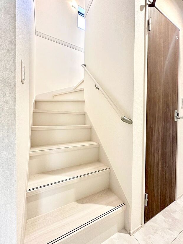 安全性を考慮し階段には手すりを設置しています