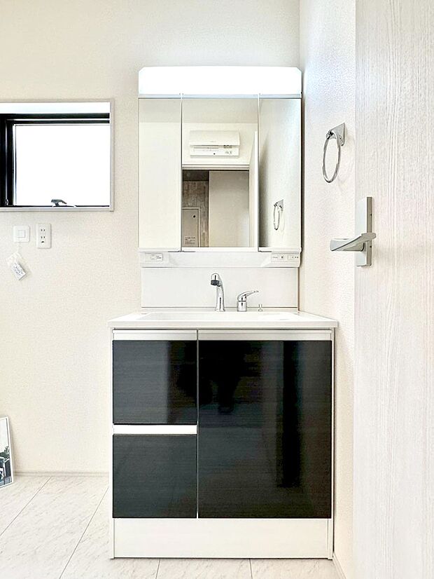 大きく見やすい三面鏡で清潔感ある洗面台は、身だしなみチェックや肌のお手入れにおすすめです。 