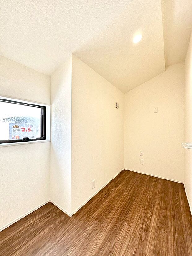 たっぷりの納戸スペースで快適に暮らせそう   