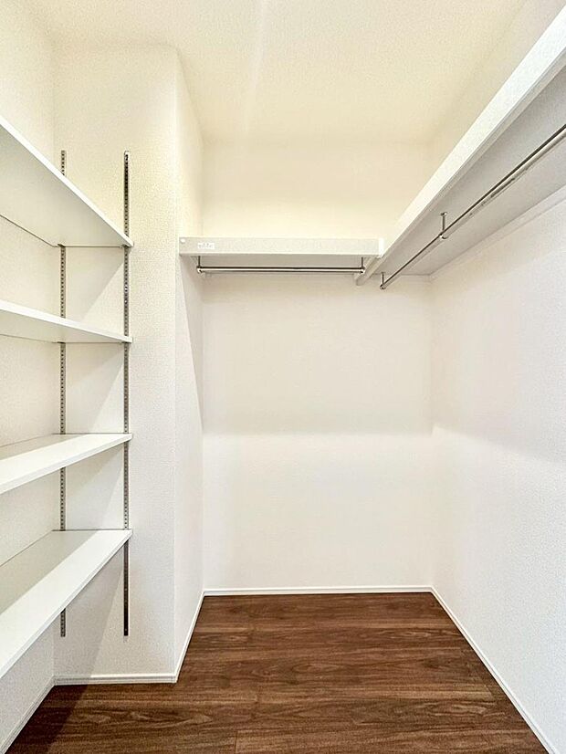 リビング収納。ここに収納があると物が集まるLDKがスッキリ片付きそうですね。  