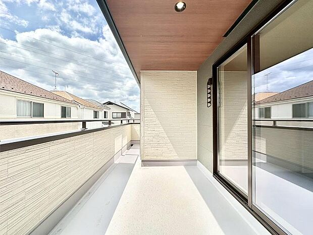 ゆったりバルコニーだから沢山お洗濯ものを干せます。