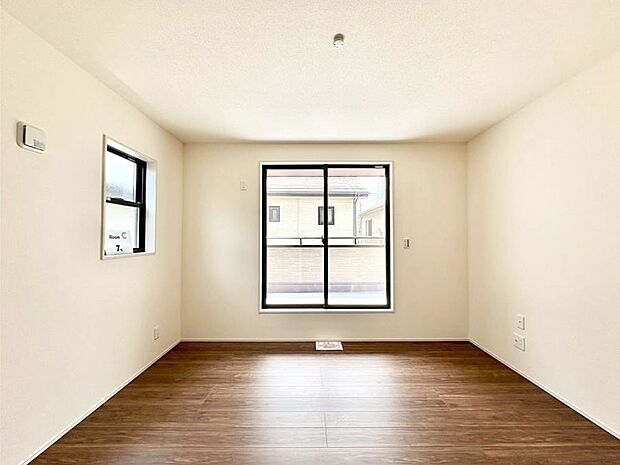 明るいバルコニーサイドに洋室を設置。目覚めの良い寝室に。 