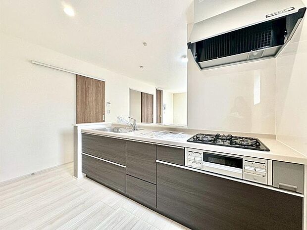 料理をしながらでもご家族との会話を楽しめる対面キッチン