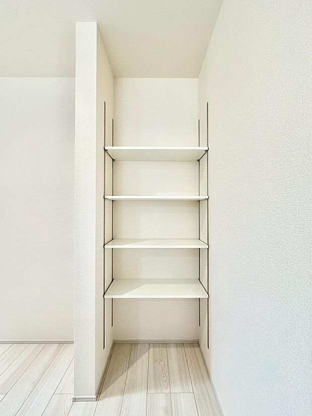 キッチン横収納！食材のストックはもちろん、日用品の収納など使い方はいろいろ！  