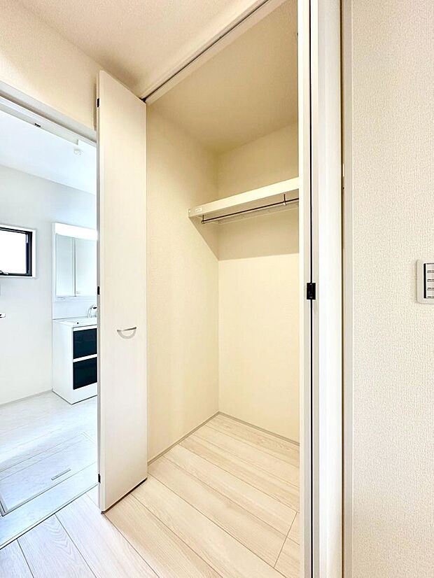 廊下収納。掃除道具や季節の小物を収納することができます。