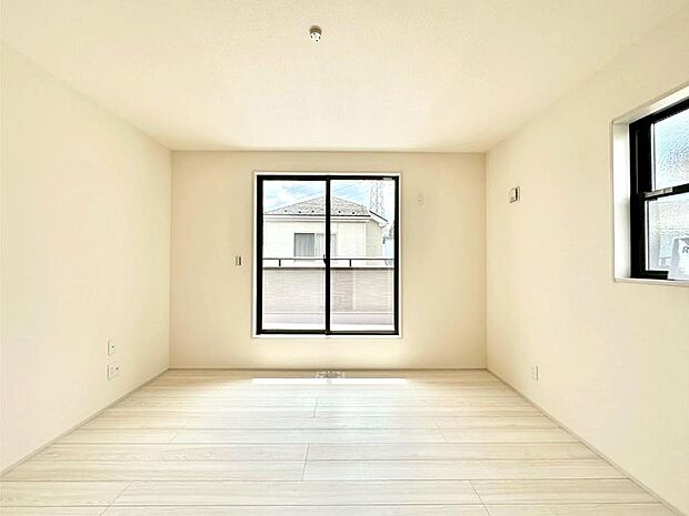 バルコニーが開放感をプラスしてくれる洋室