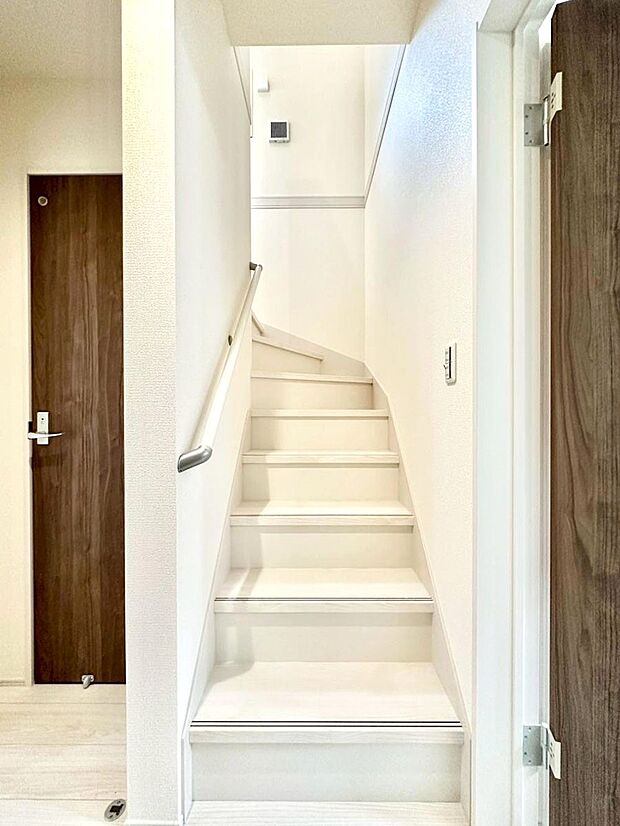 安全性を考慮し階段には手すりを設置しています