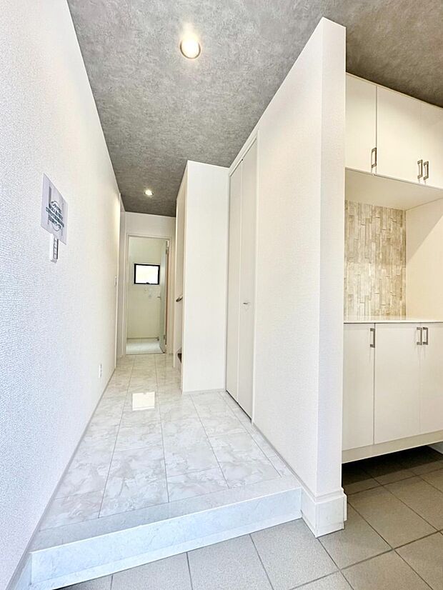 家族の帰宅やお客様をあたたかく迎える玄関  