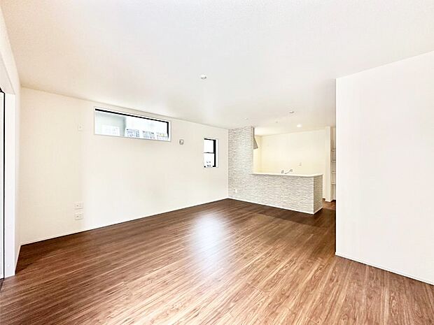 明るい陽光が注ぎ、寛ぎの雰囲気に満たされるリビングダイニング