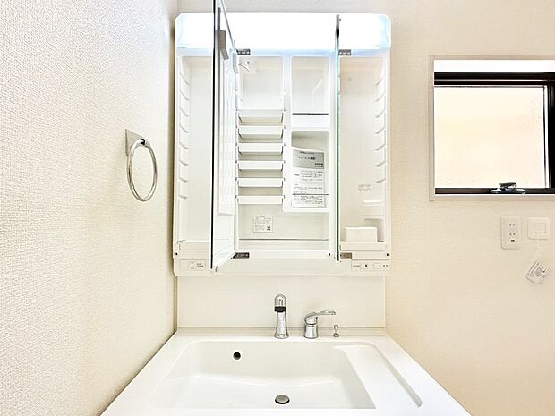 三面鏡の裏に、化粧品や衛生用品などを収納可能。洗面台をすっきりと保ちます！  