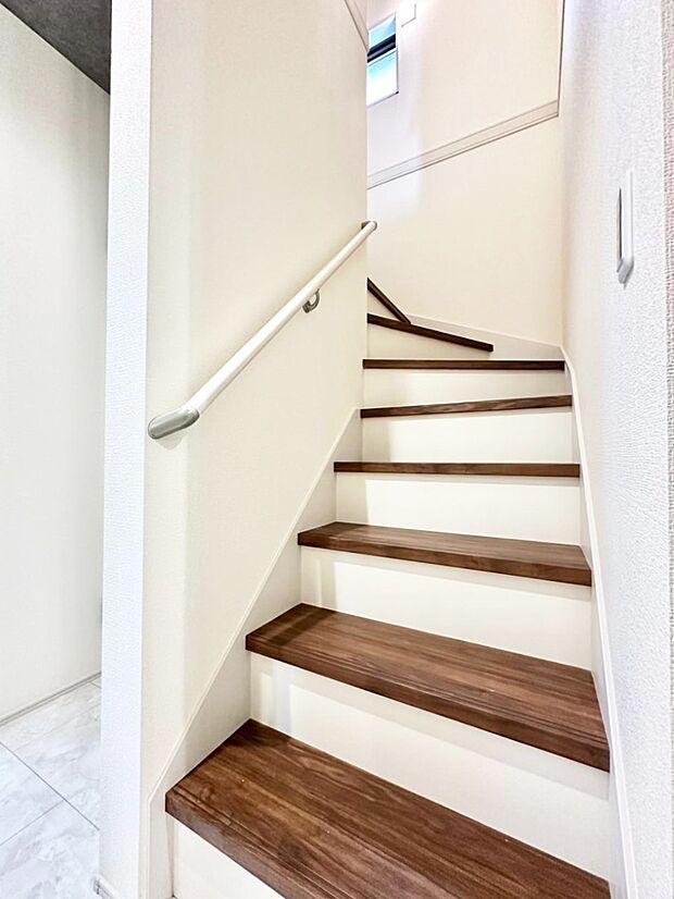 安全性を考慮し階段には手すりを設置しています