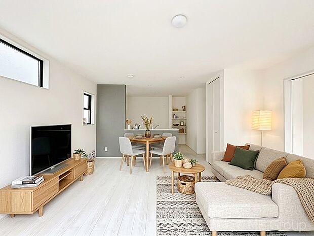 ご家族の賑やかな話し声で包まれる明るいリビング  ※家具はCGです