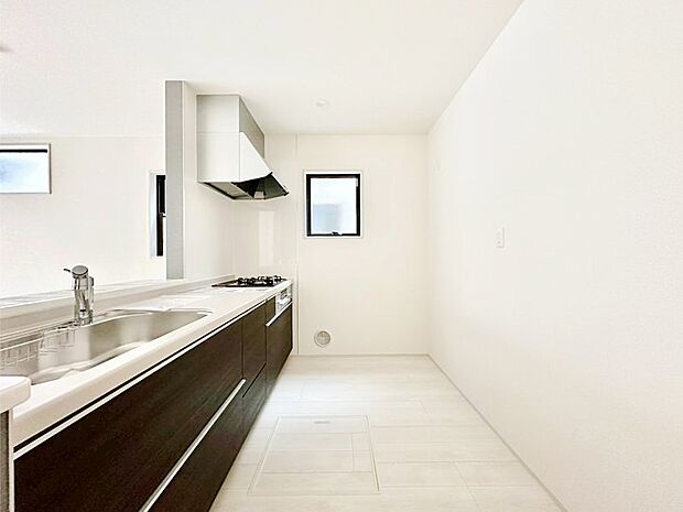 爽やかな風が通り抜けるキッチン。窓があるので明るく換気にも役立ちます。　