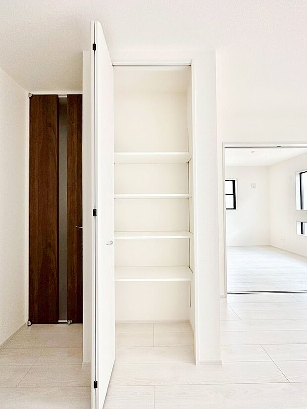 リビング収納。散らかりがちなリビングもスッキリと保てますね。 　