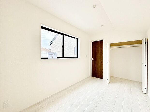 やさしい光がさしこむ居室はしっかり収納付き　