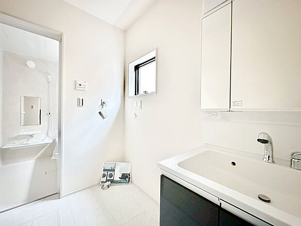 身支度もスムーズにおこなえる脱衣場      　