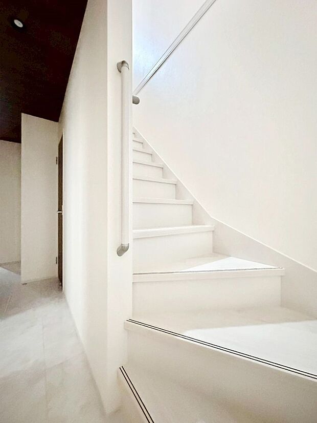 安全性を考慮し階段には手すりを設置しています　