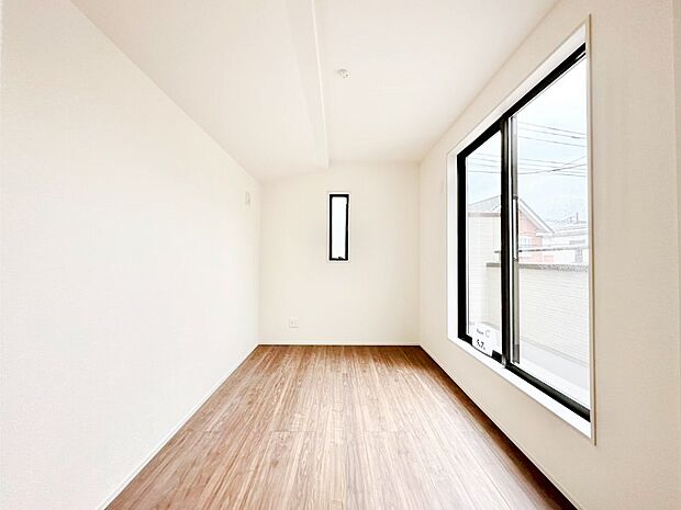 バルコニーが開放感をプラスしてくれる洋室  　