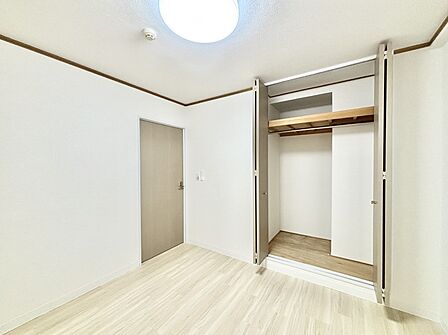 洋室クローゼット。奥行きがあるので厚手の衣類もすっきり収納できます。