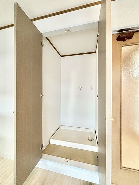 キッチン横の洗濯機置き場。扉で目隠しできます。