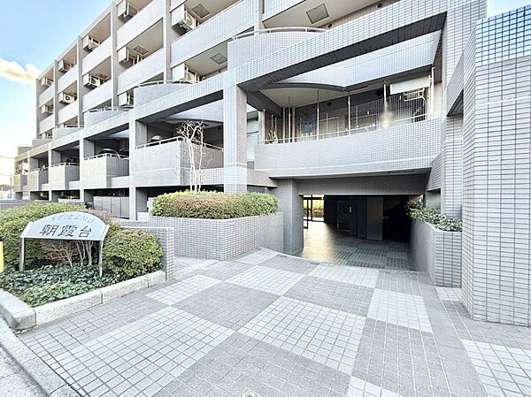 外観 綺麗なエントランスは、居住者を優しく迎えいれてくれます
