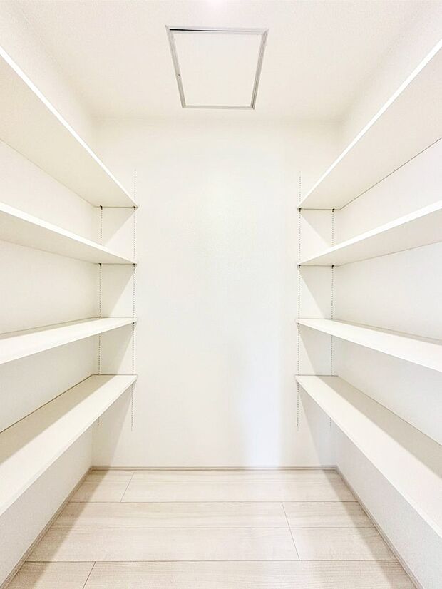 食品のストックや調理器具の保管に便利な可動棚付きパントリー
