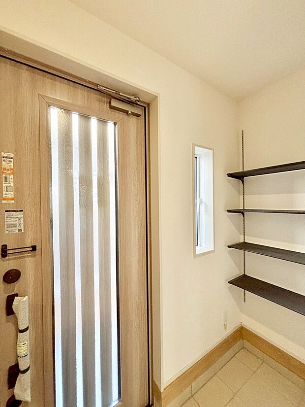 玄関ドアにスリッドラインが入っているので光の演出をしてくれます！