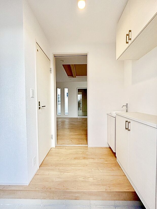 下駄箱はご家族の写真や季節のインテリアで飾り棚として演出できます