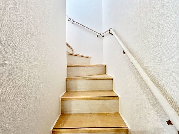 階段には手すりがあり、小さなお子様やお年寄りの方にも安心です。