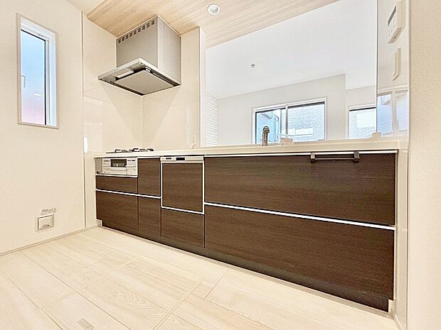 爽やかな風が通り抜けるキッチン。窓があるので明るく換気にも役立ちます。