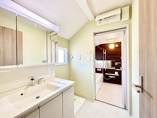 小窓がついているので湿気の多い場所でも換気が十分行えます。毎日の身支度を気持ち良く！