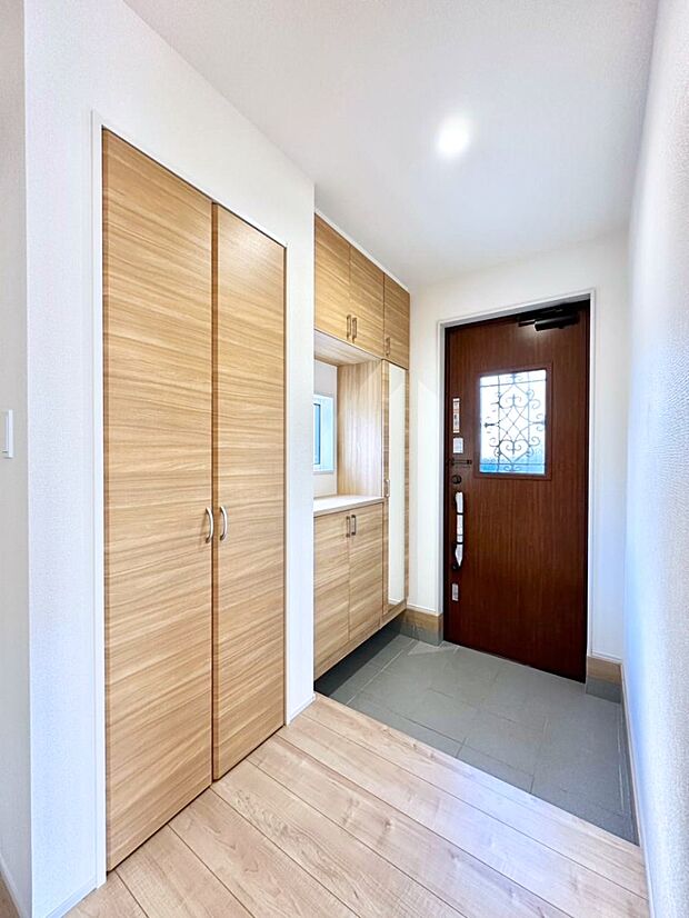 飾り棚を利用して、お越しいただくお客様をおもてなしできます。