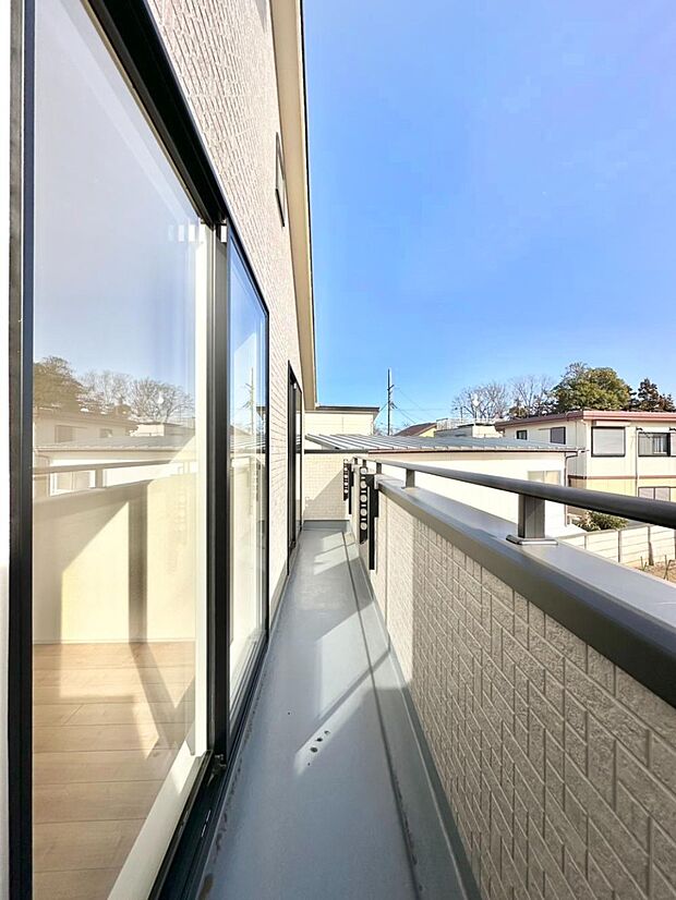 ゆったりバルコニーだから沢山お洗濯ものを干せます。