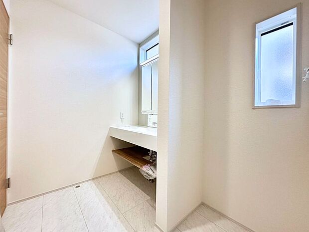 清潔感のある快適空間です。毎日の身支度も気持ち良くお使い頂けます。 