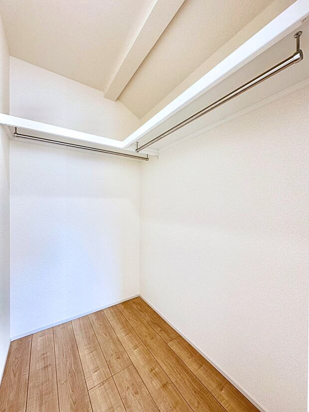 ウォークインクローゼット付きで生活空間を広く利用できます。