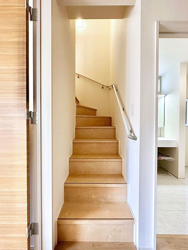 安全性を考慮し階段には手すりを設置しています