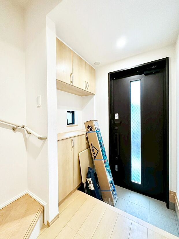 ガラススリットの入った玄関ドアが室内に光を届けてくれます